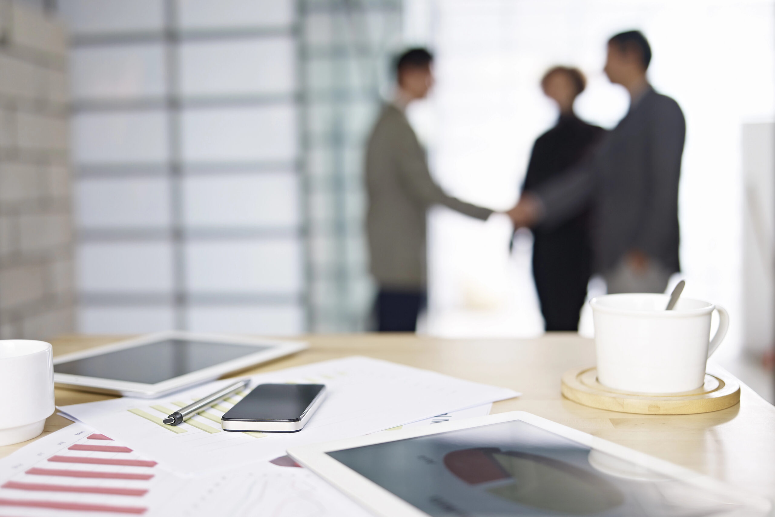 Reunión y asesoramiento con clientes en Adecom Informática